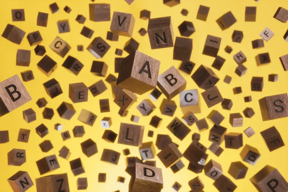 Cubos de madera con distintas letras encima.