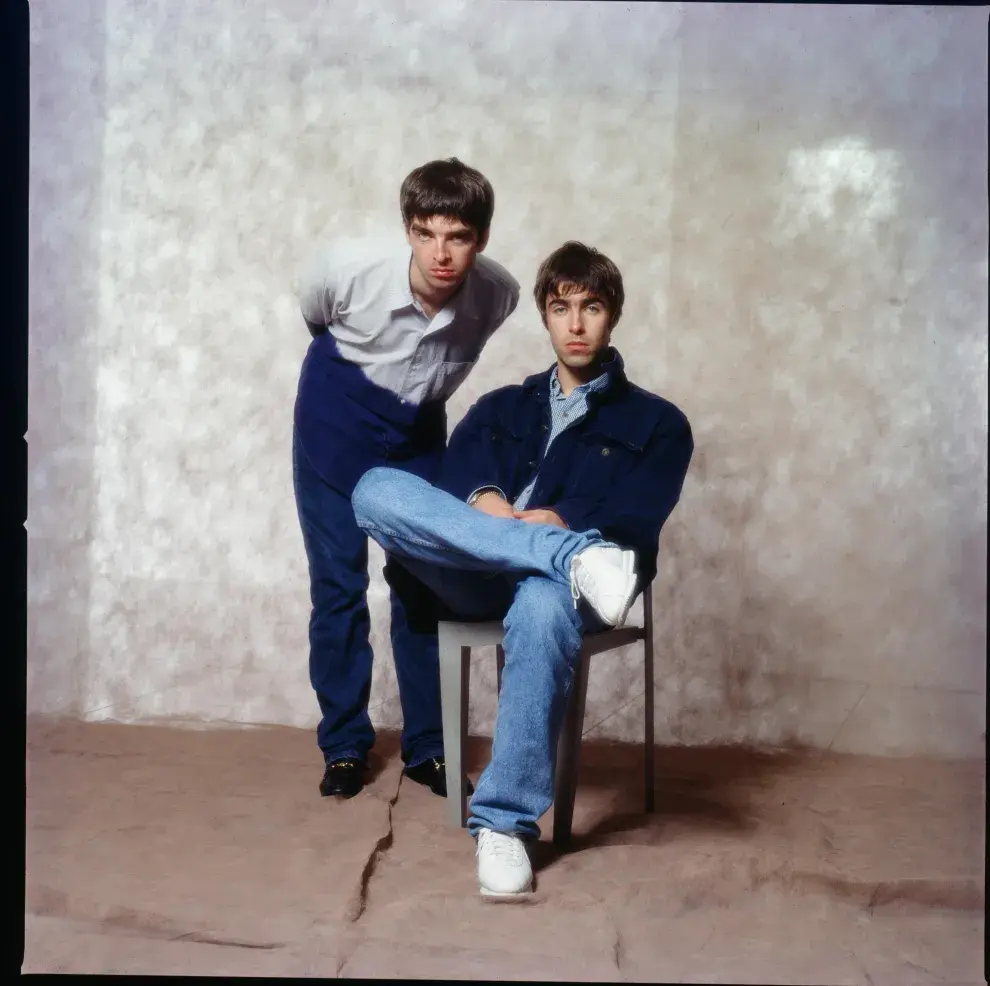 Noel Gallagher y Liam Gallagher de Oasis, en una sesión de fotos en un hotel de Tokio.