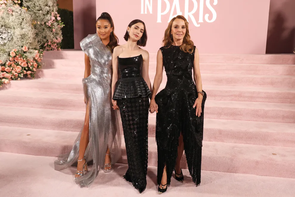 Imagen de Ashley Park, Lily Collins y Philippine Leroy-Beaulieu en la premiere de Emily in Paris.