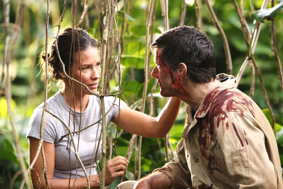 Fotograma de Lost, con dos personajes en el medio de la selva.