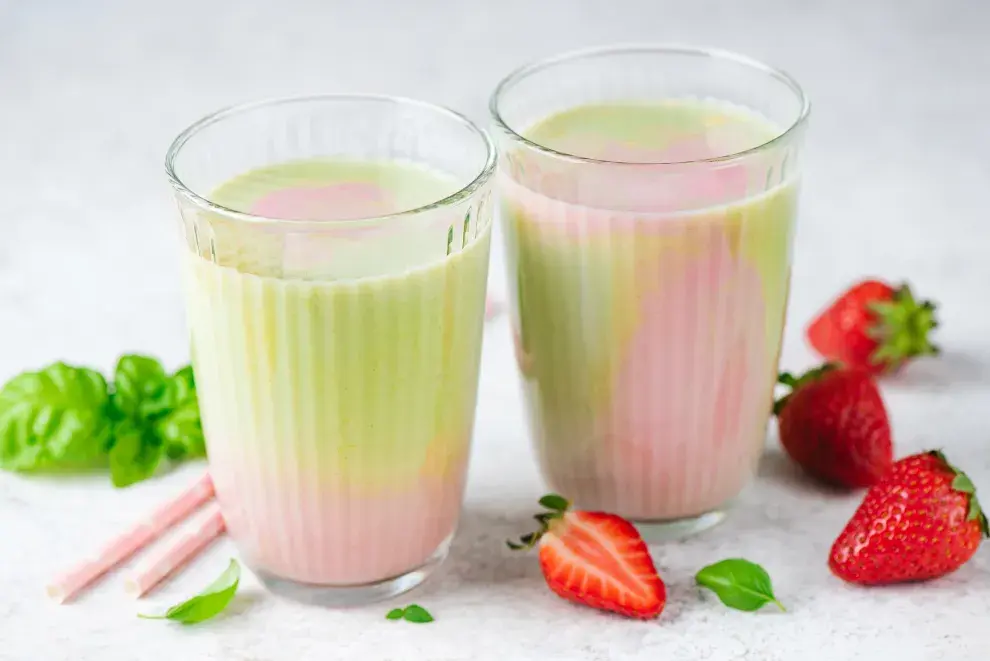 Matcha de frutilla con leche.