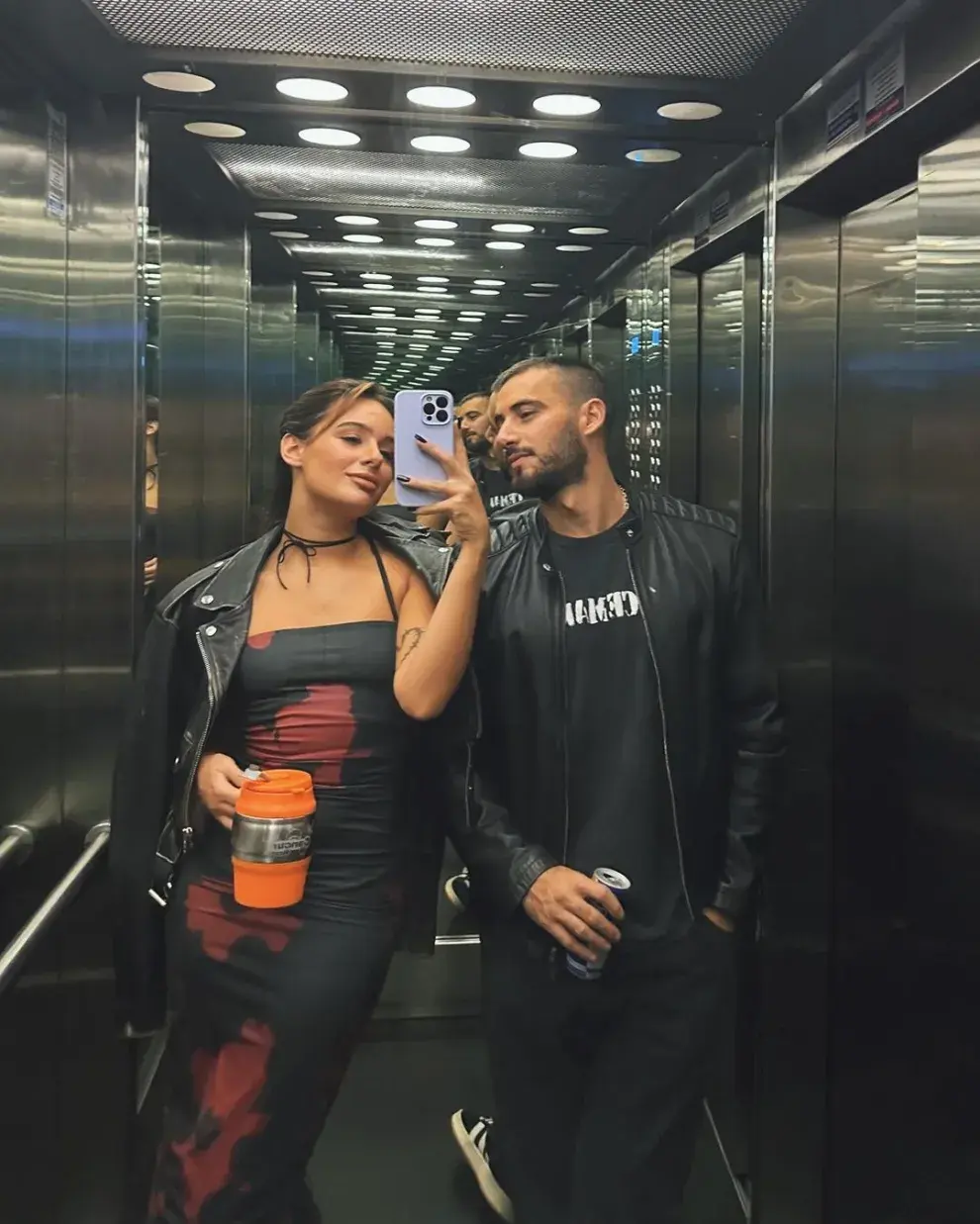 Foto de Nico Occhiato y Flor Jazmín Peña en un ascensor.