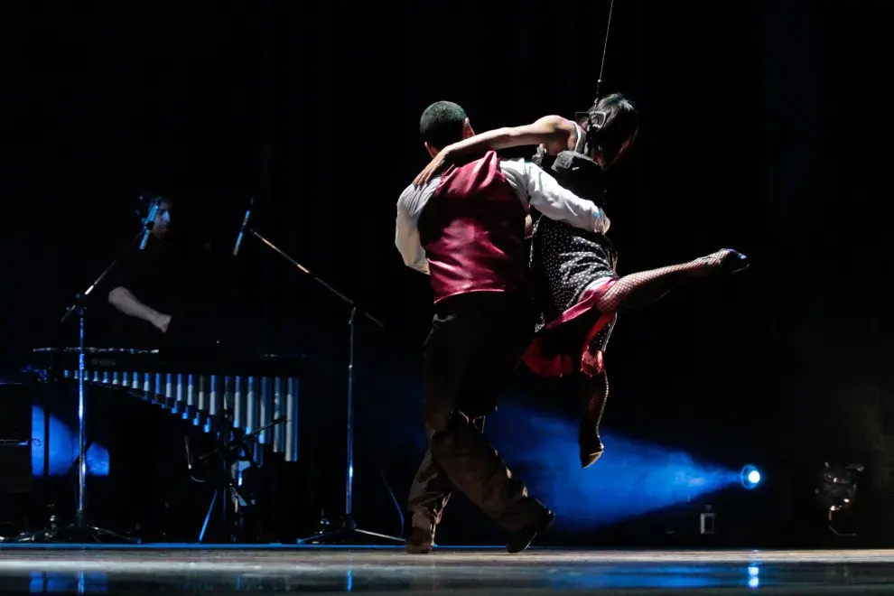 Los bailarines realizan acrobacias aéreas que desafían la gravedad sostenidos por arneses.