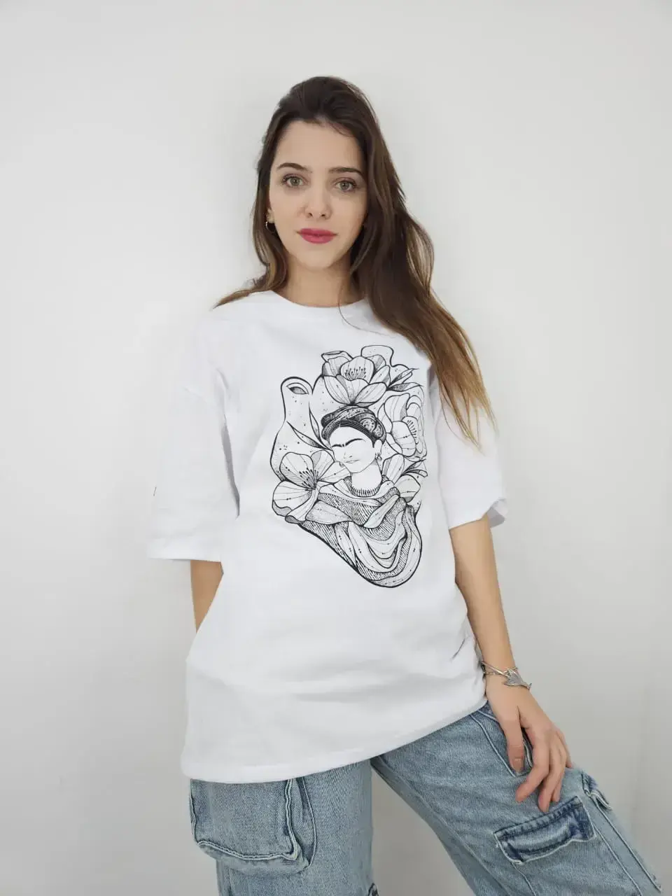 Una modelo mujer usando una remera de Flores.