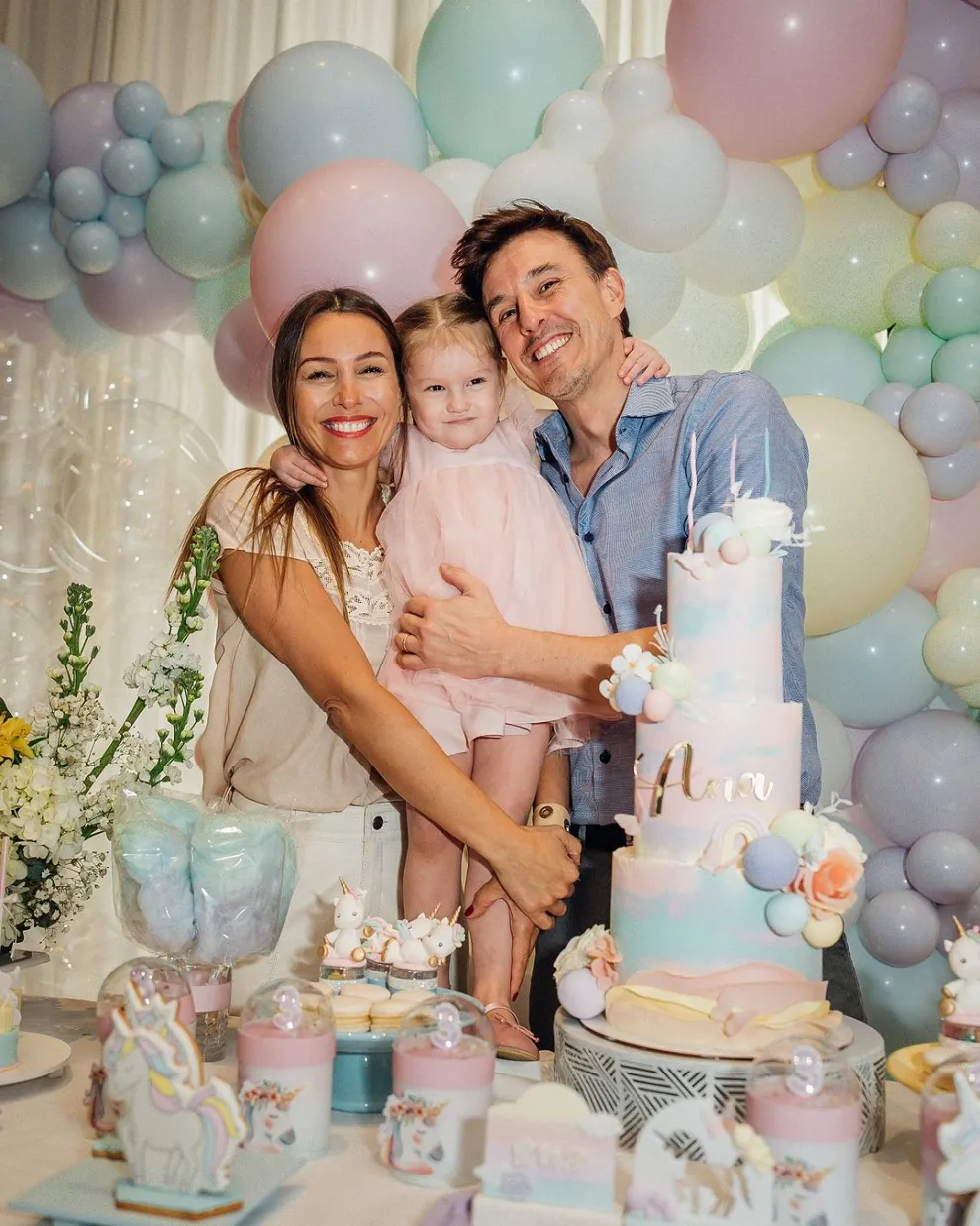 Pampita y Roberto García Moritán celebrando el cumpleaños de su hija Ana.