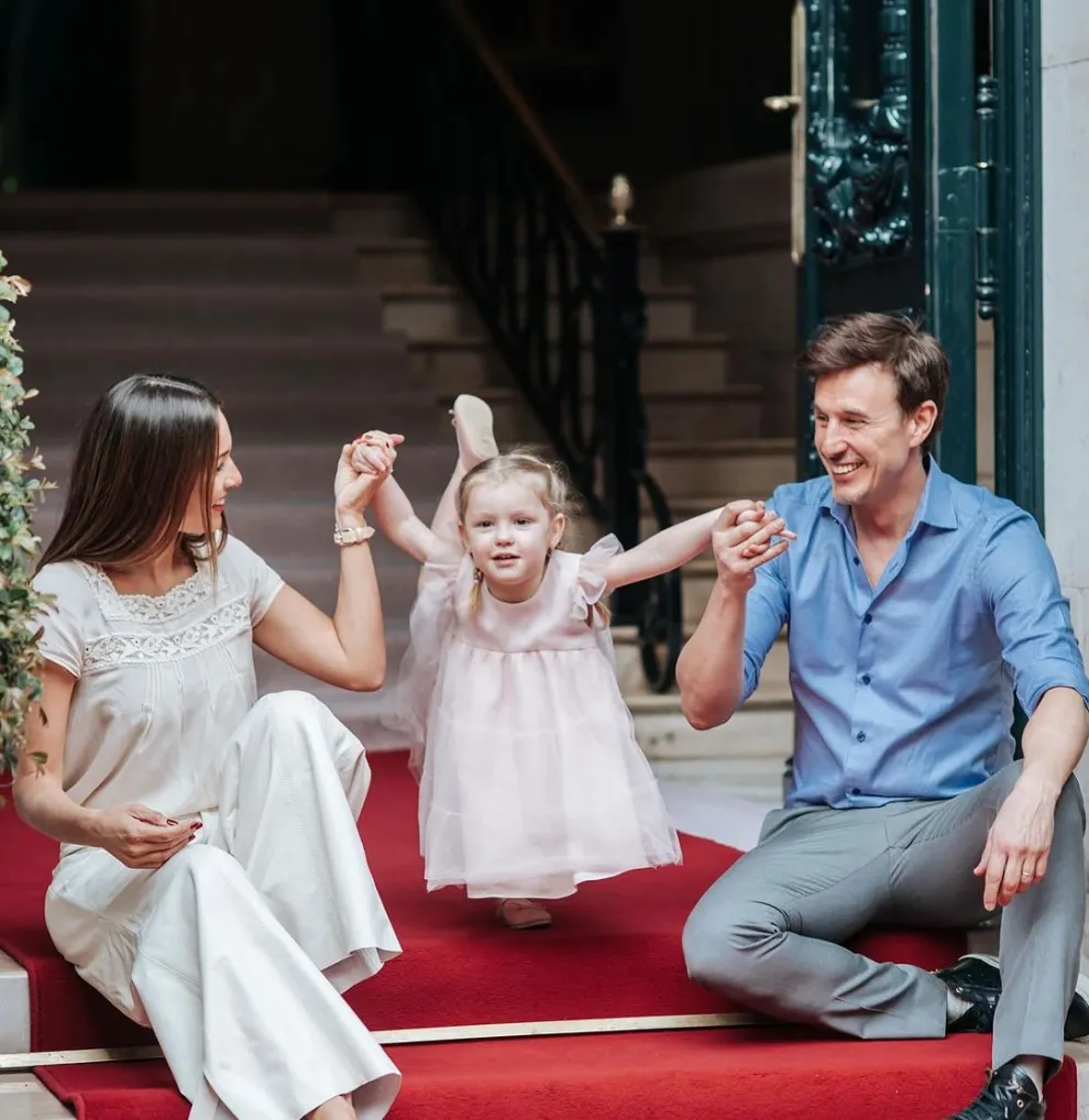 Pampita y Roberto García Moritán celebrando el cumpleaños de su hija Ana.