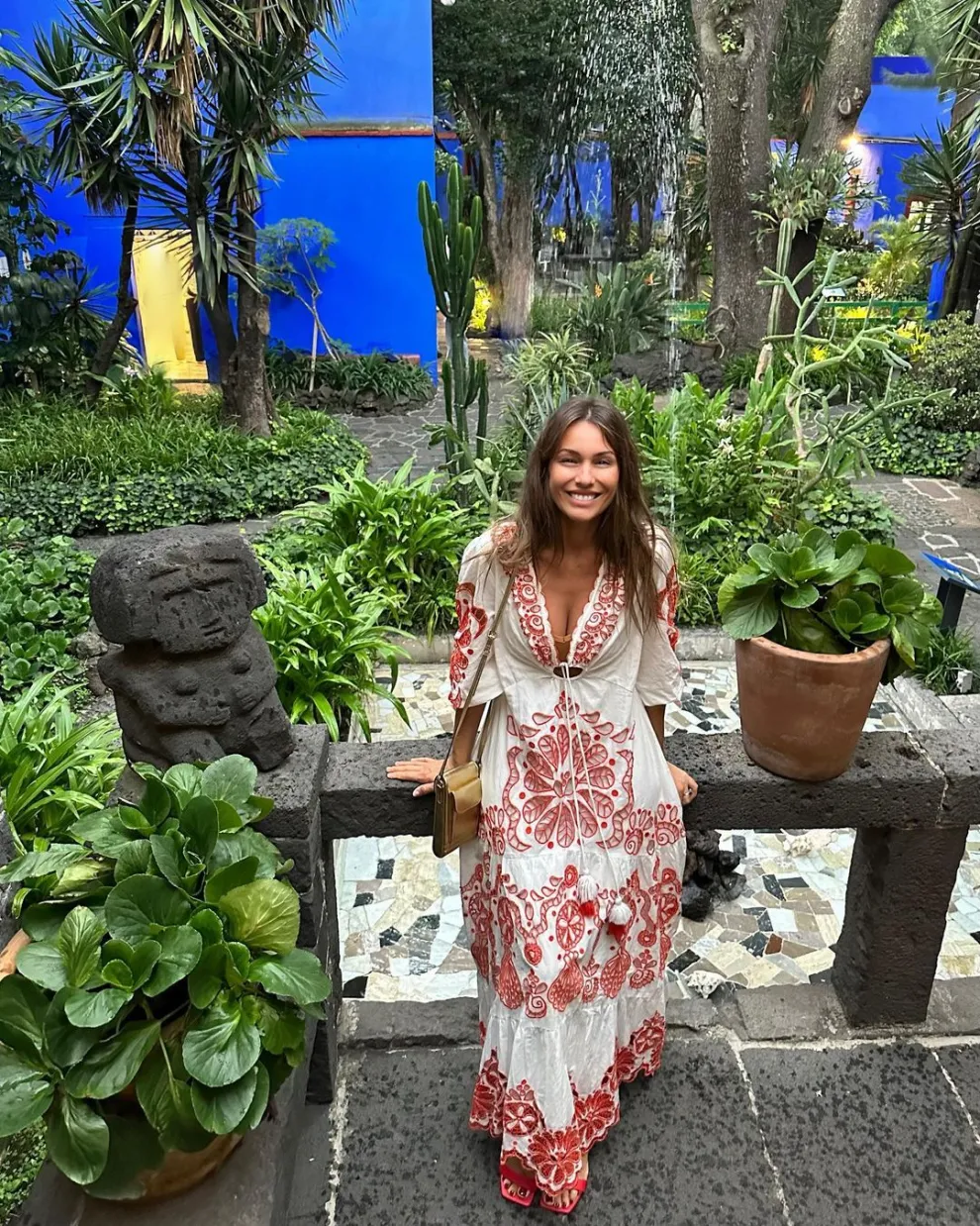 El look de Pampita para visitar la Casa Azul de Frida Kahlo en México.