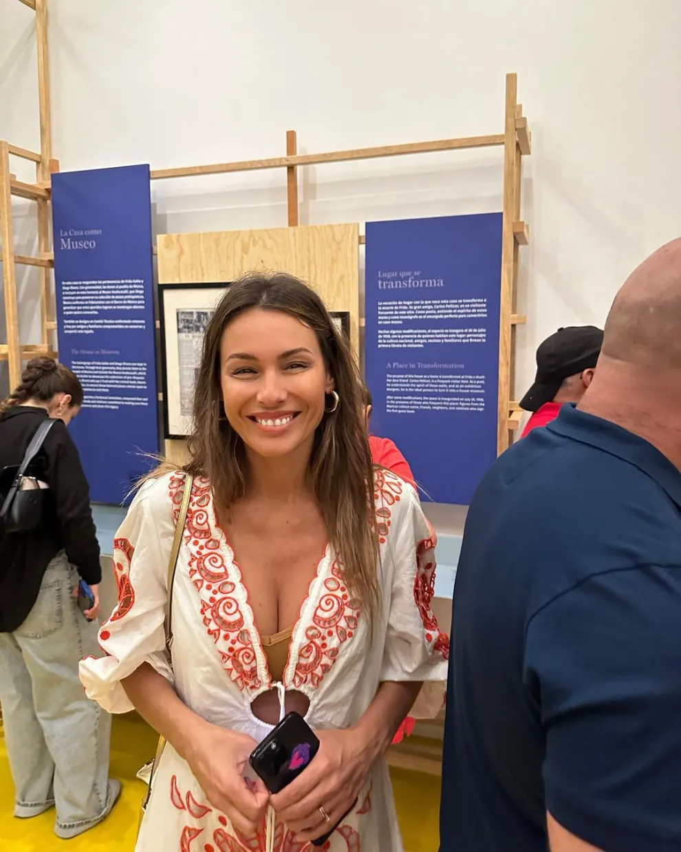 El look de Pampita para visitar la Casa Azul de Frida Kahlo en México.