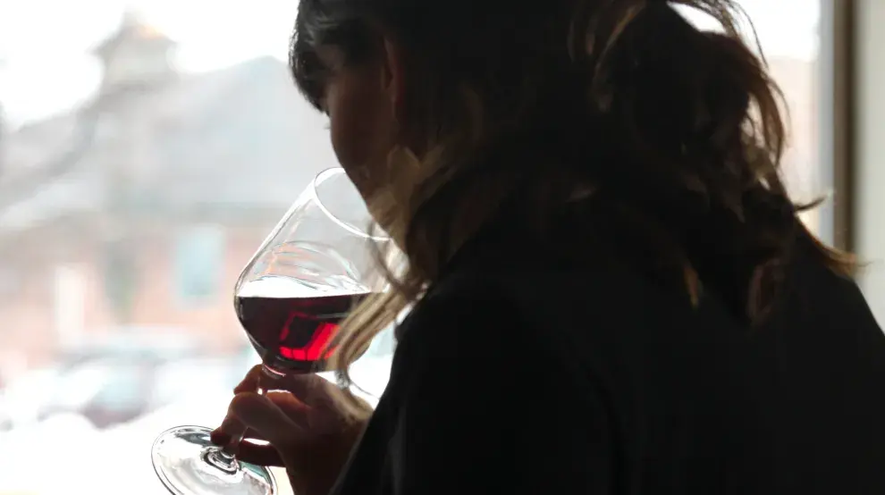 Pinot Noir: una mujer cata esta cepa.