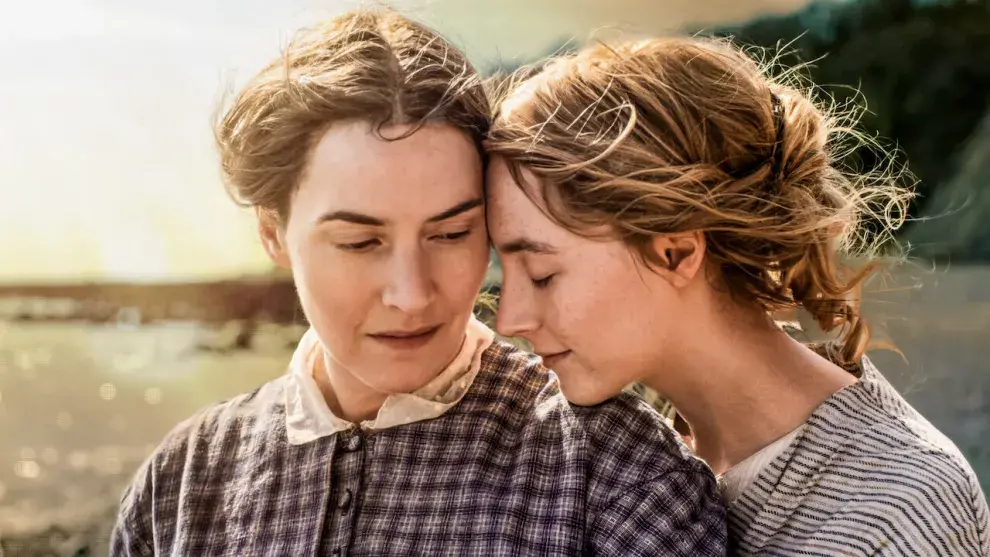 Foto de Kate Winslet y Saoirse Ronan en Ammonite.