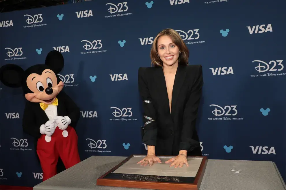 Foto de Miley Cyrus en los Disney Legends Award.