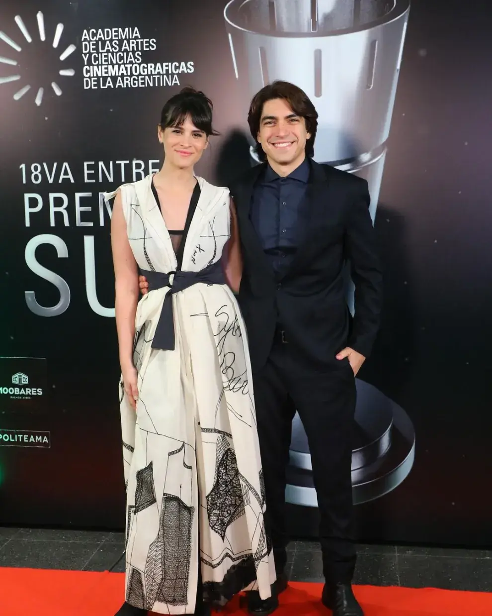 Mica Riera y Agustín Sulivan en la alfombra roja de los Premios Sur 2024.