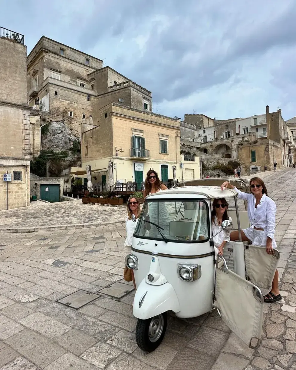 Juliana y sus amigas vestidas de blanco en Italia.