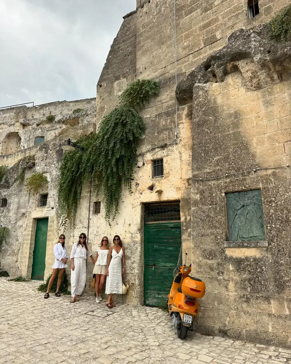 Juliana y sus amigas vestidas de blanco en Italia.