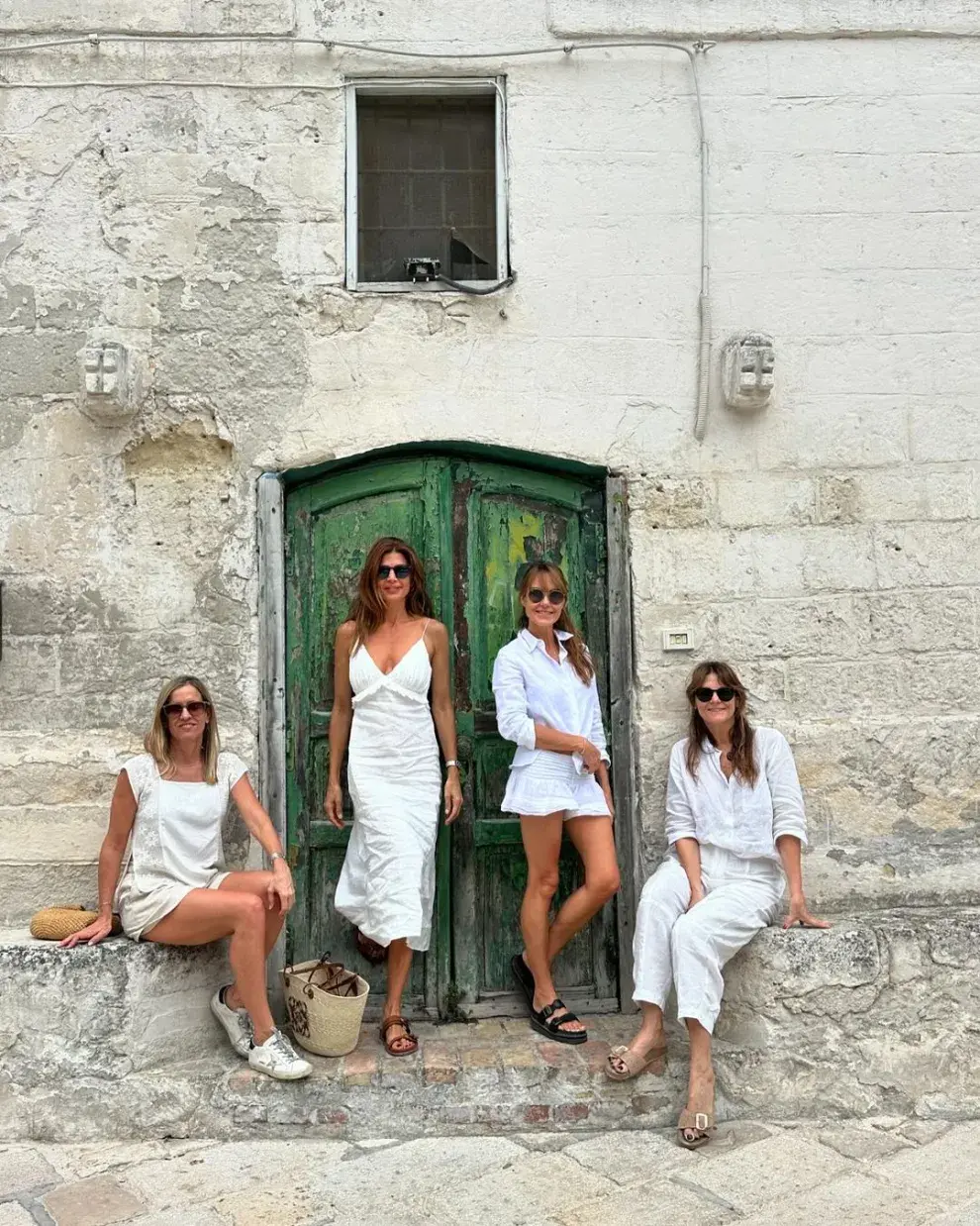 Juliana y sus amigas vestidas de blanco en Italia.