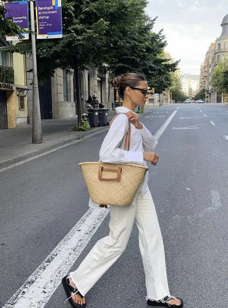 Mujer por las calles de Paris.