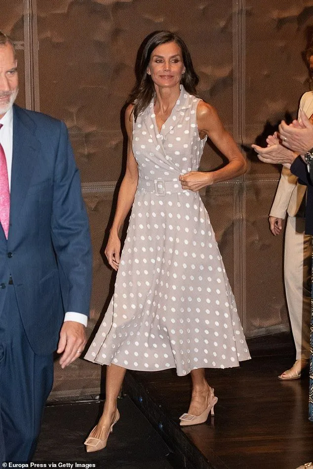 Letizia, Reina De España en una reunión en Madrid. 