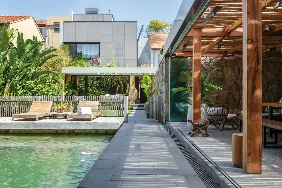 Sobre el fondo de esta casa, el quincho se puede usar todo el año porque es climatizable.