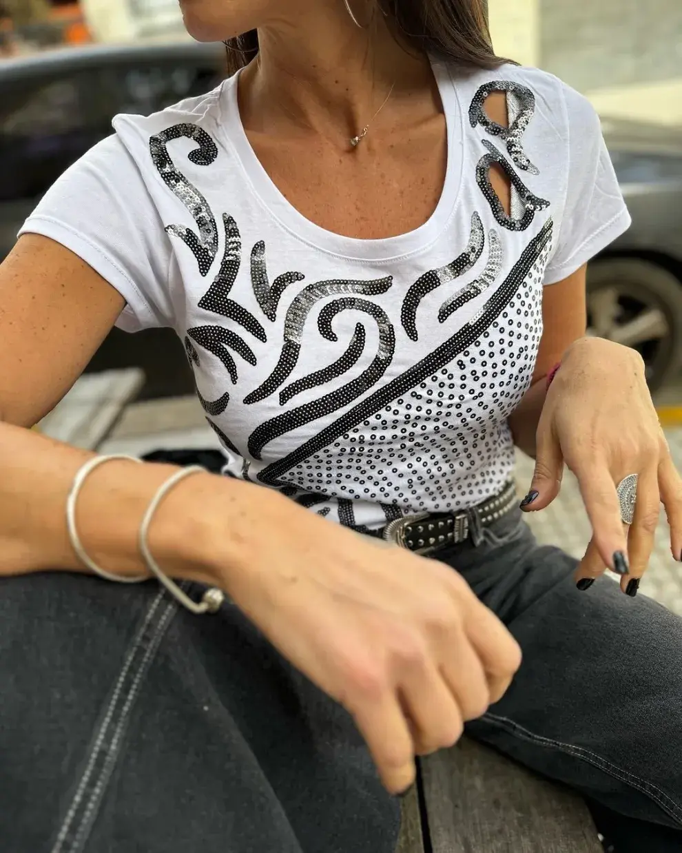 Una modelo mujer usando una remera de Flores.