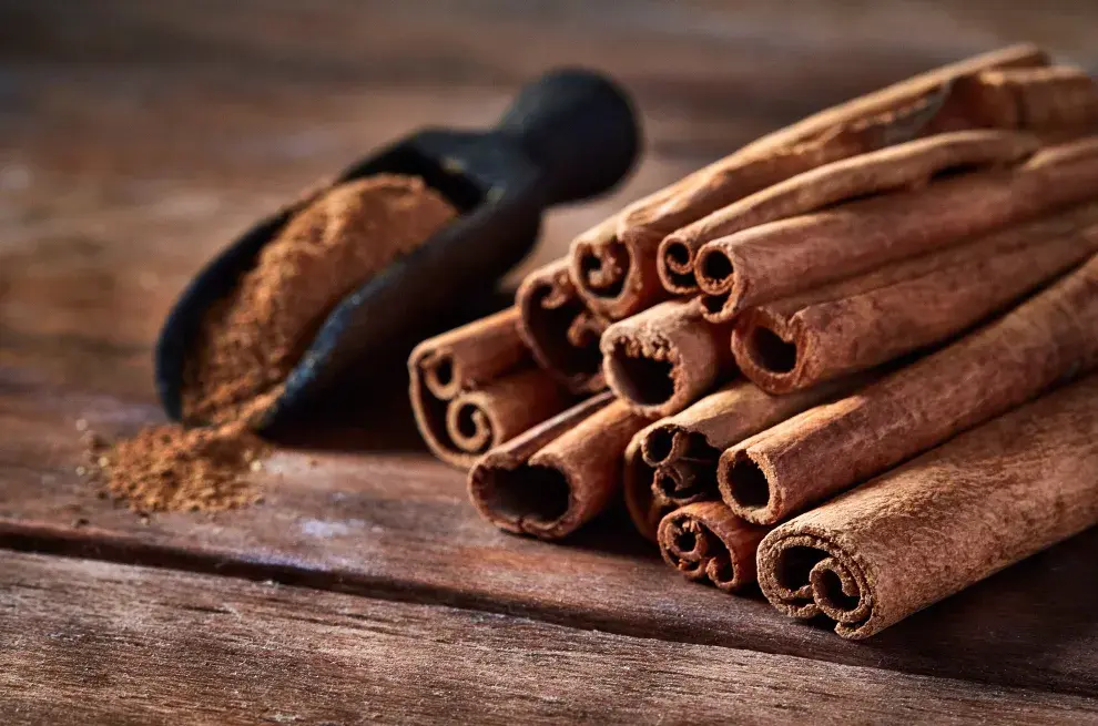 Canela sobre la mesa.