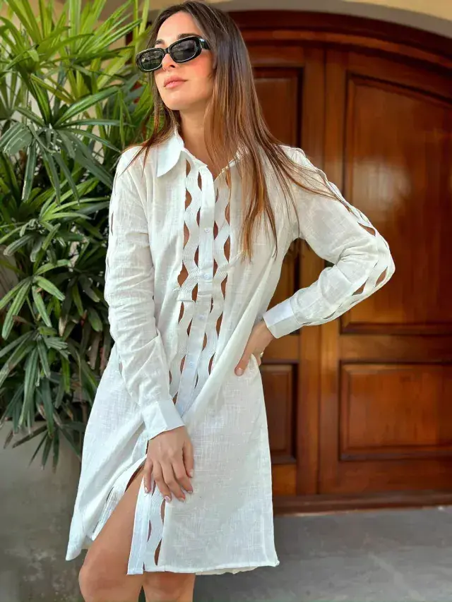 Modelo mujer usando una camisa de Flores.