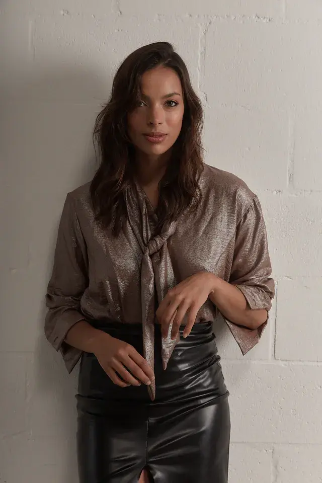 Una modelo mujer usando ropa de cocktail de Flores.