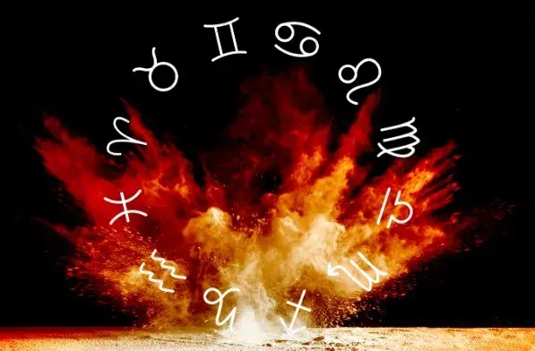 La rueda zodiacal, con los símbolos de los 12 signos astrales, sobre un fondo de fuego ardiendo.