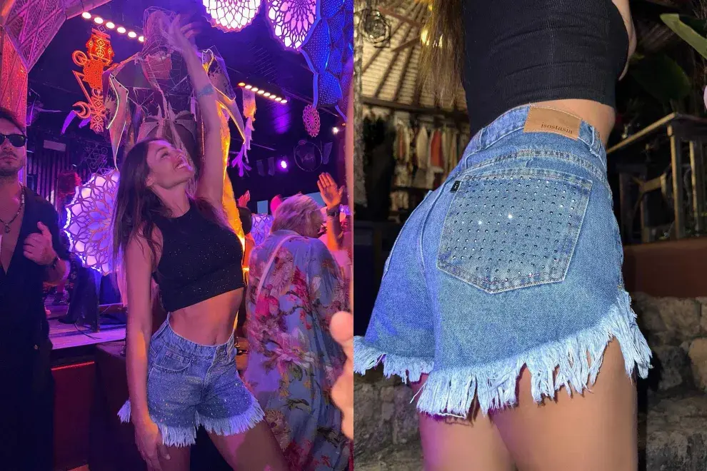 En las fotos se la puede ver a Pampita luciendo un crop top en color negro con brillos y un short de jean con flecos, también con algunos destellos de brillos