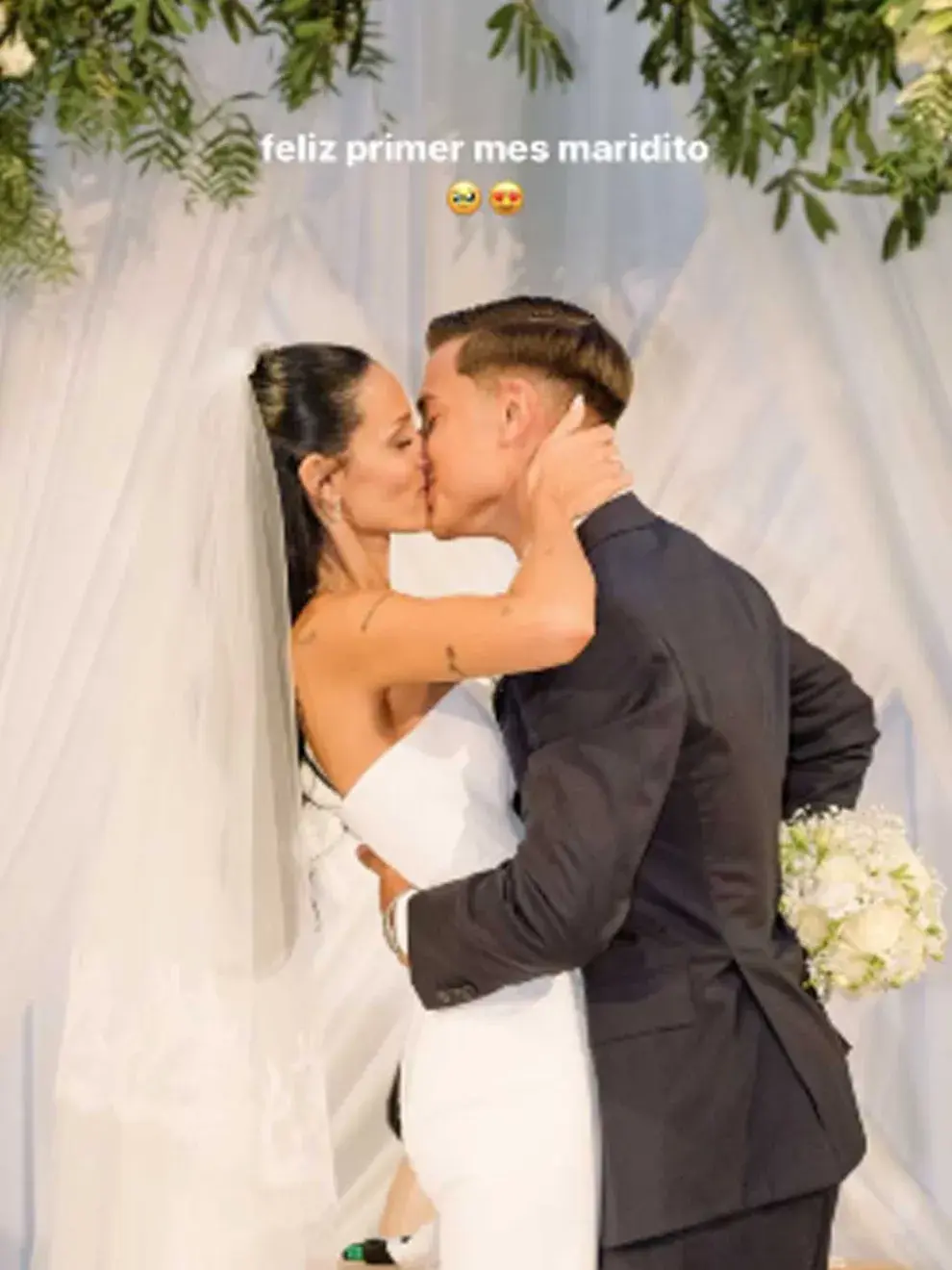 A un mes del gran día, Oriana compartió una foto donde se la ve besándose con Paulo en el altar