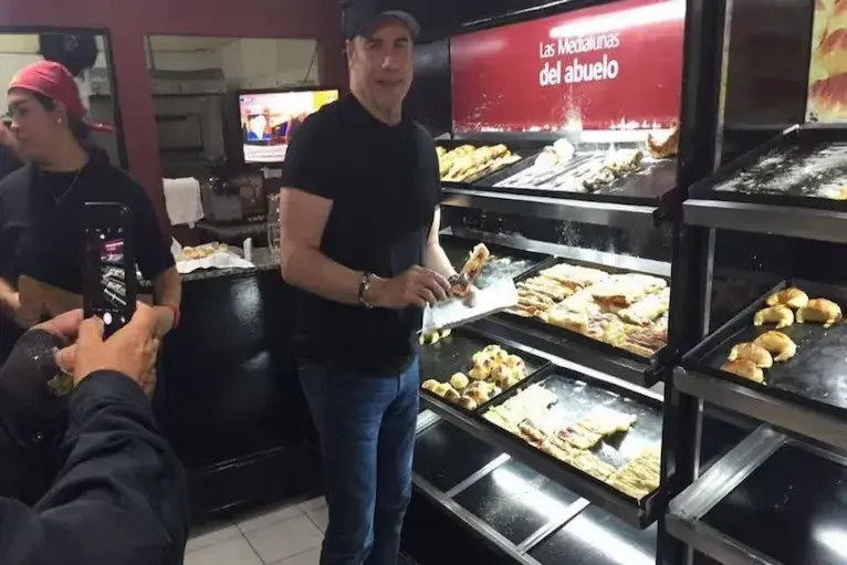 John Travolta en Argentina, en 2016, comprando medialunas.