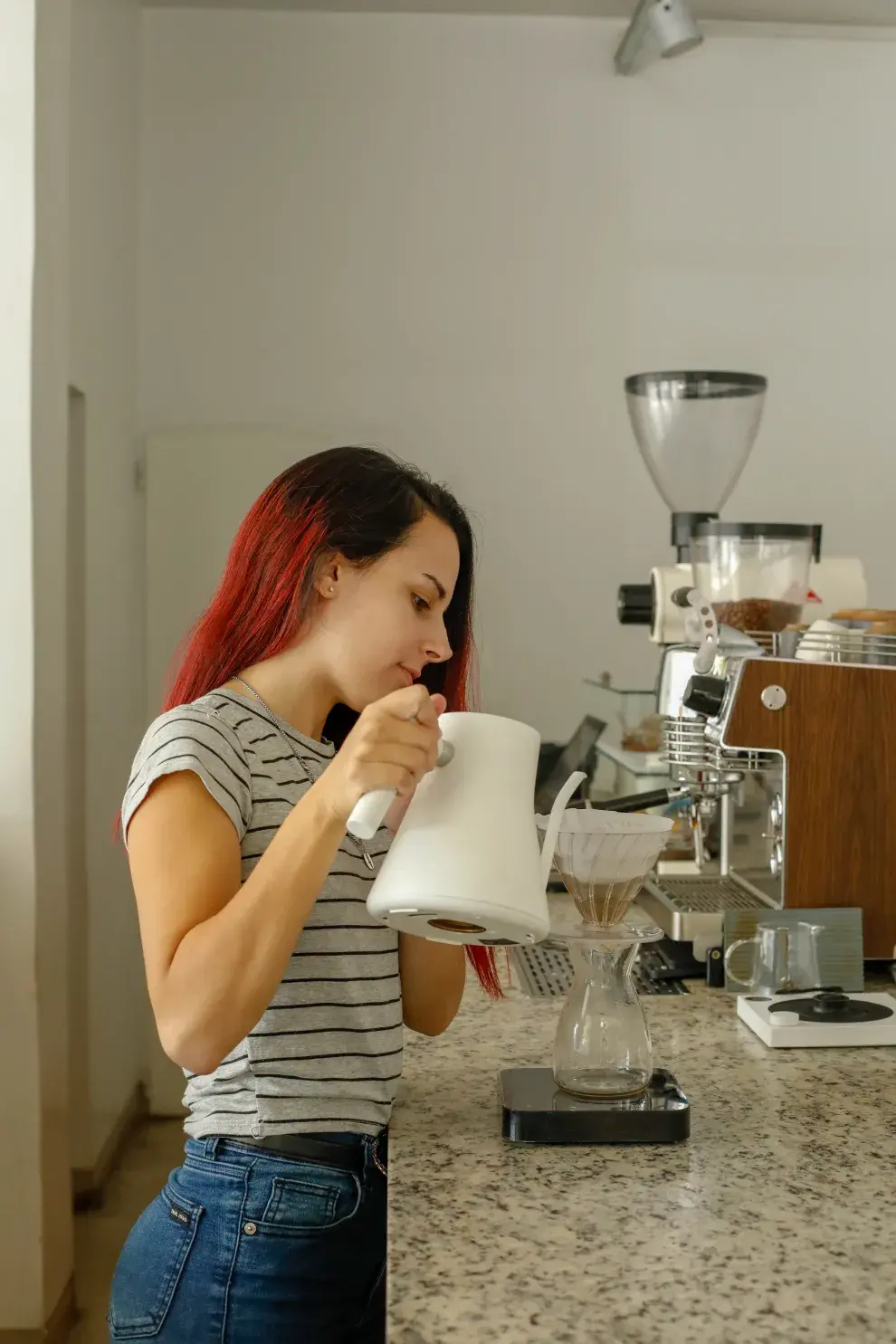 Chica preparando café filtrado.