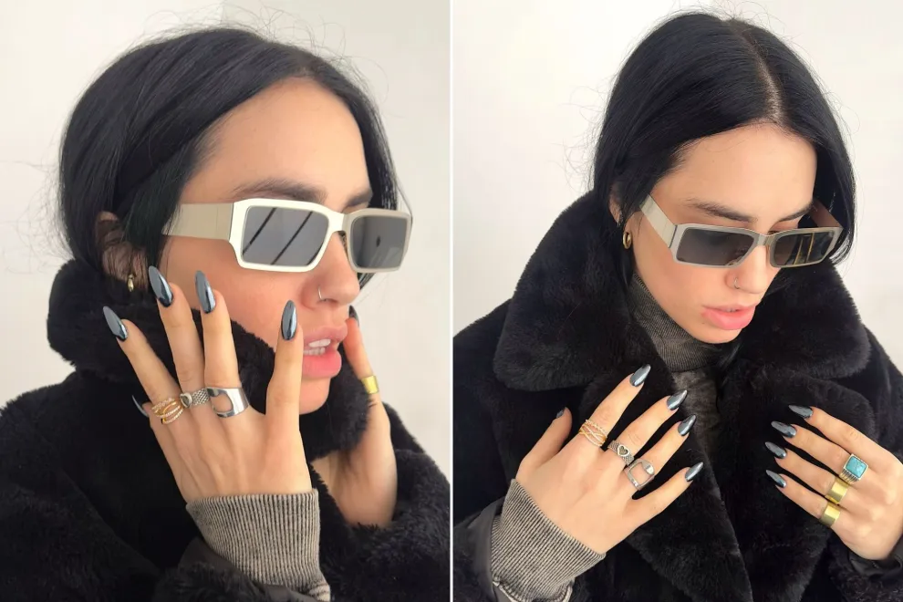 Dos fotos de Lali Espósito mostrando sus uñas estilo black pearl.