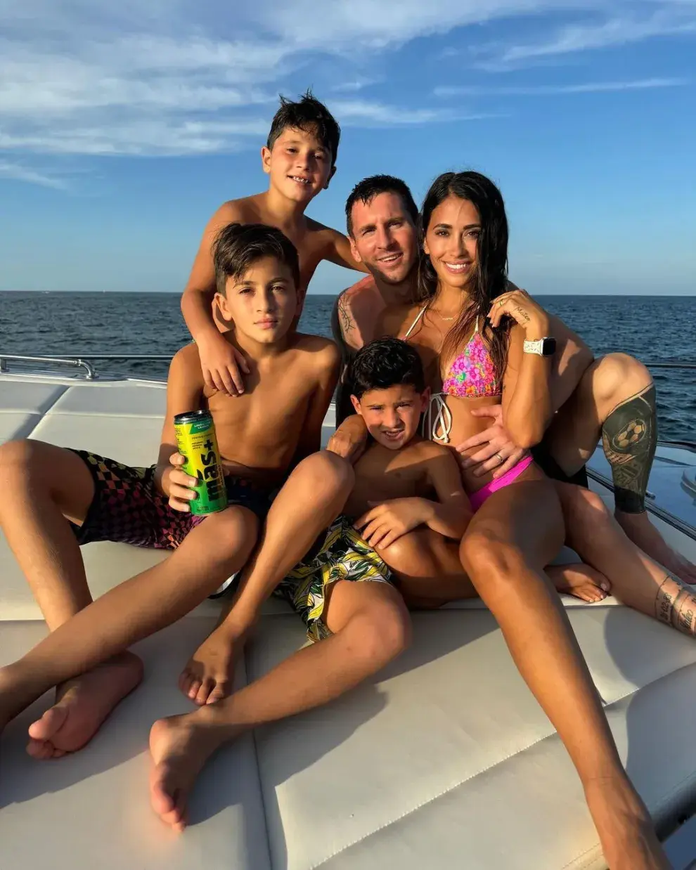 Las fotos íntimas del viaje en barco de Antonela Roccuzzo, Lionel Messi y sus hijos