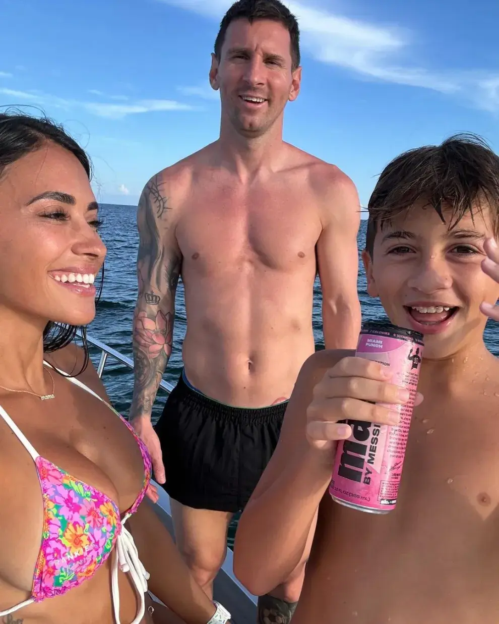 Las fotos íntimas del viaje en barco de Antonela Roccuzzo, Lionel Messi y sus hijos