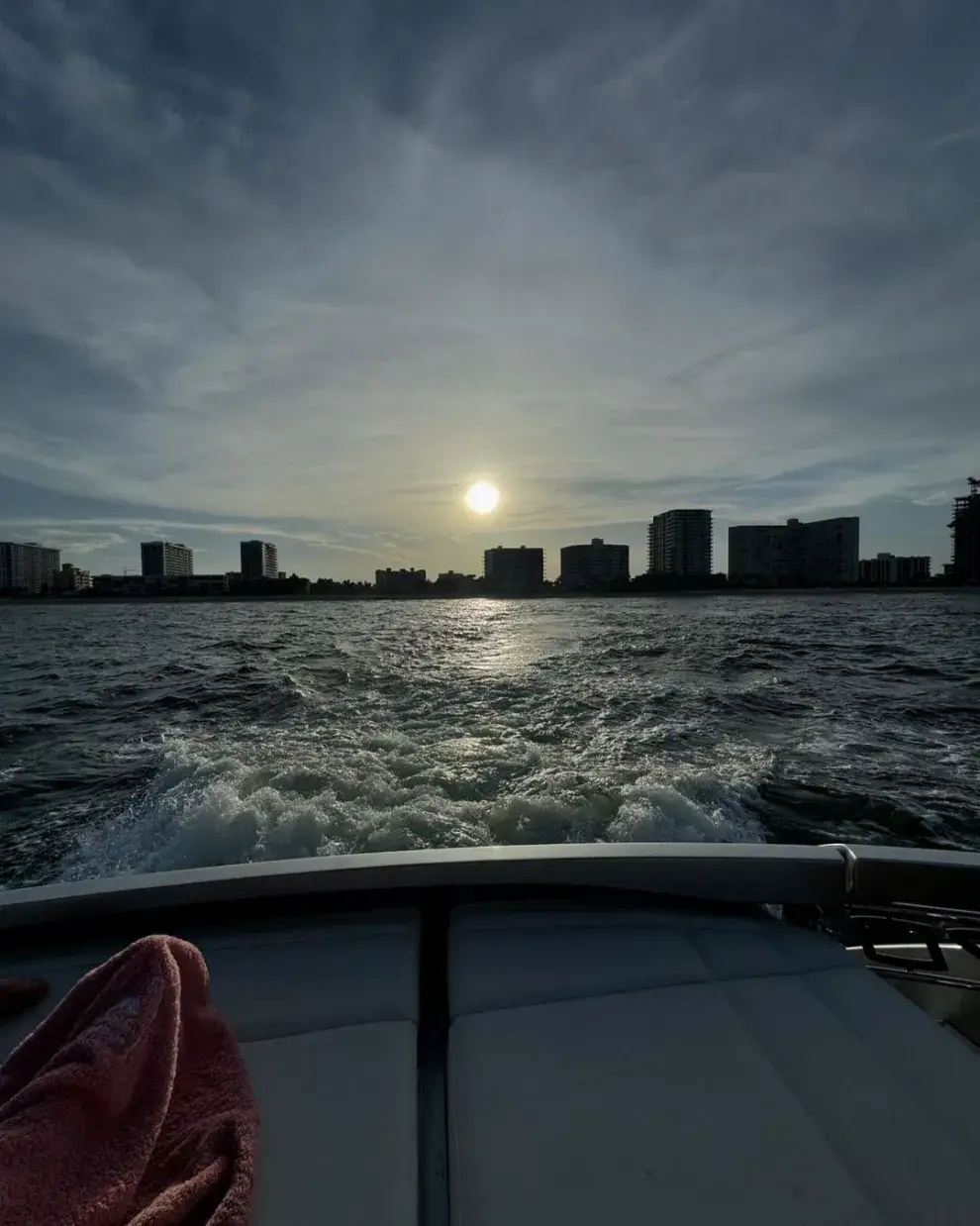 Las fotos íntimas del viaje en barco de Antonela Roccuzzo, Lionel Messi y sus hijos