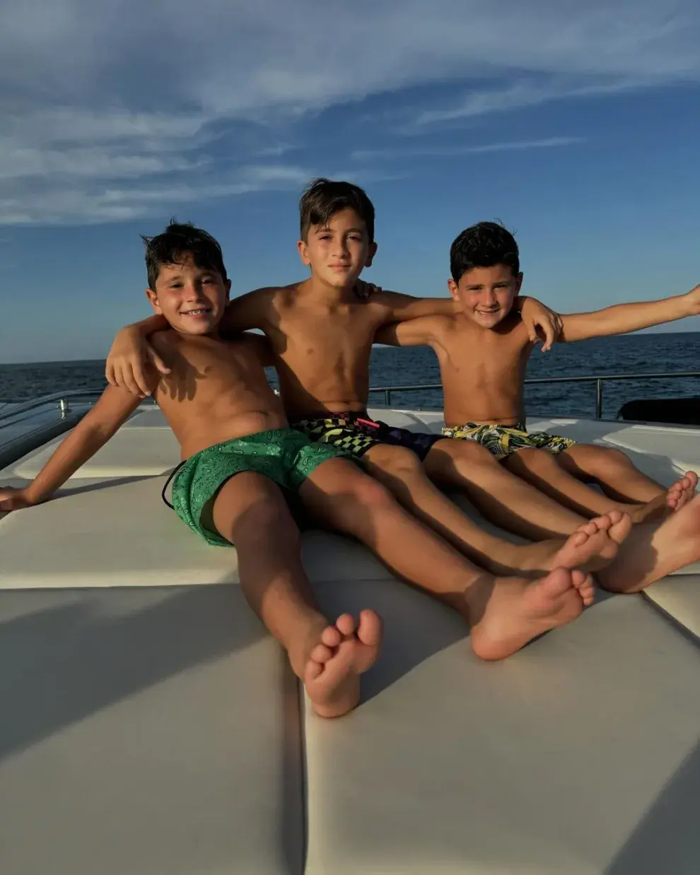 Las fotos íntimas del viaje en barco de Antonela Roccuzzo, Lionel Messi y sus hijos