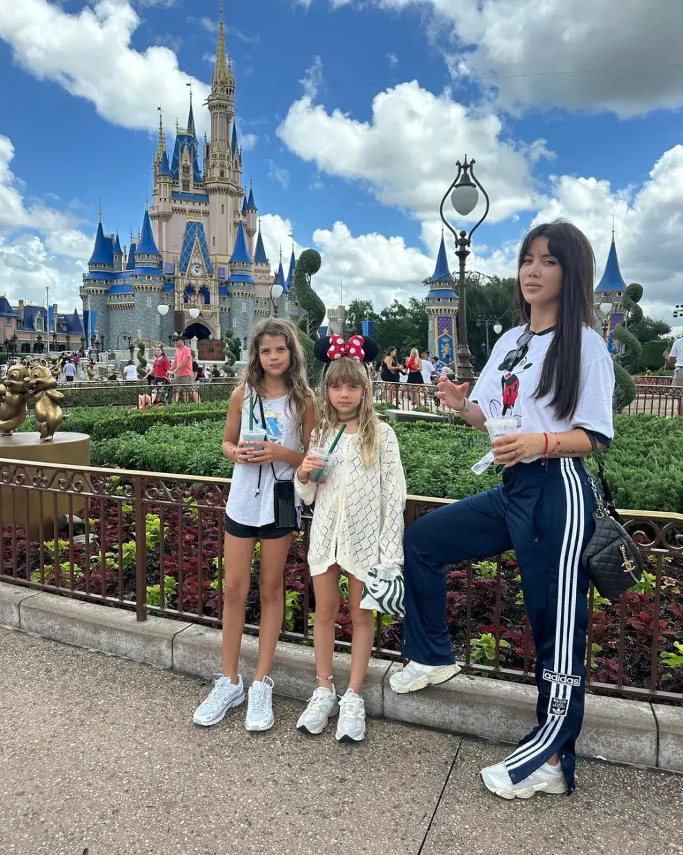 Wanda Nara de vacaciones en Disney junto a sus hijas.