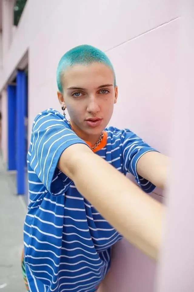  Foto de una modelo mujer usando una remera rayada.