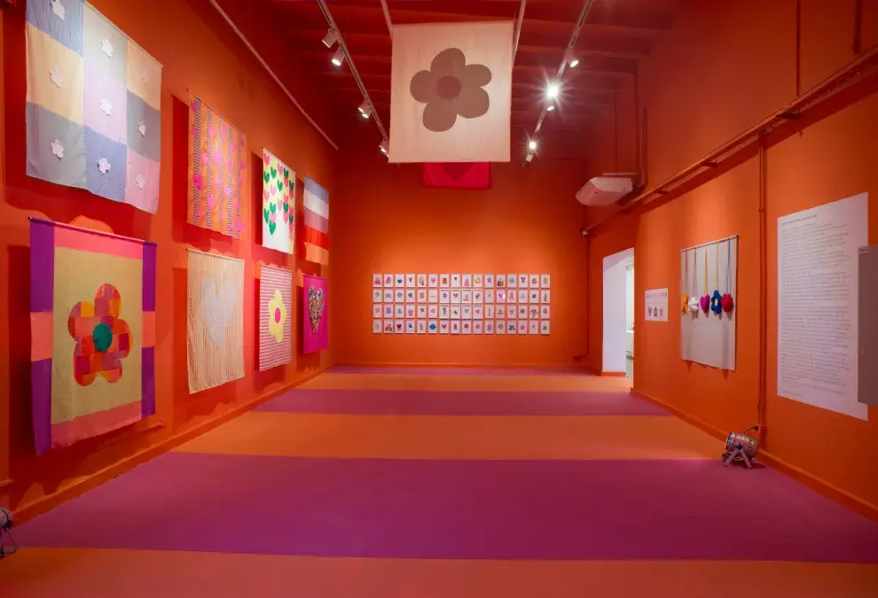 Así es la exposición: textiles y bocetos icónicos de Agatha Ruiz de la Pada.