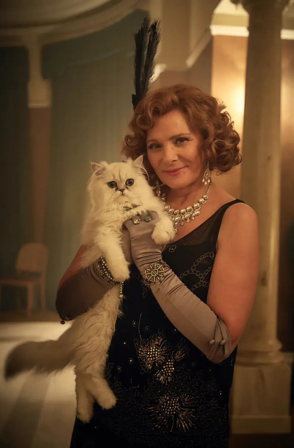 Foto de Kim Cattrall en la miniserie Witness for the Prosecution.