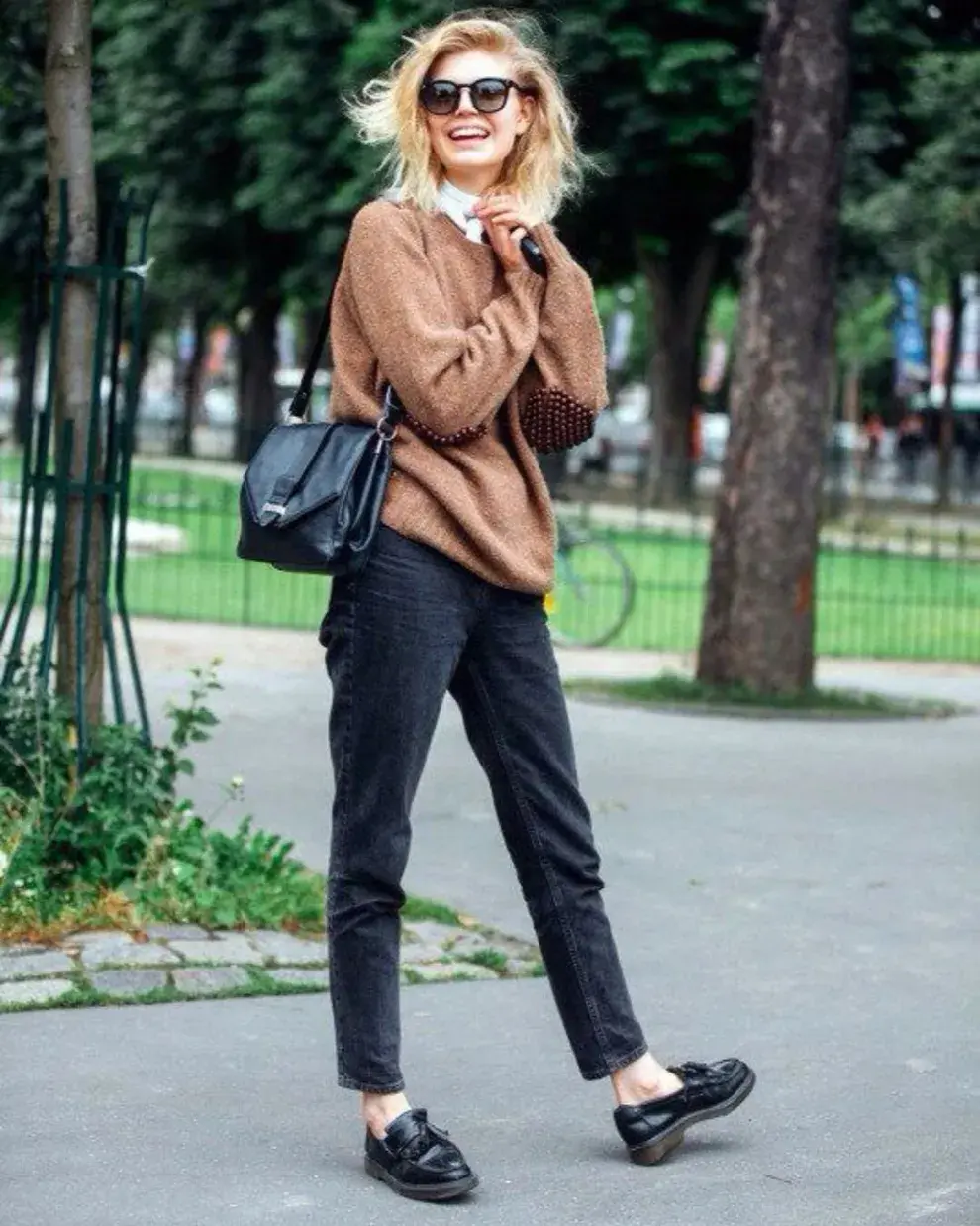 Foto de una mujer en la calle usando un pantalón cigarette.