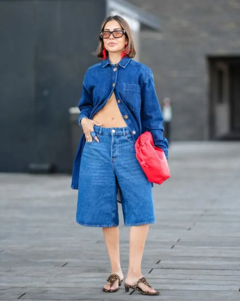 Una mujer en la calle usando bermudas.