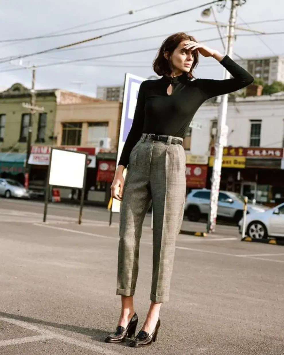 Foto de una mujer en la calle usando un pantalón cigarette.