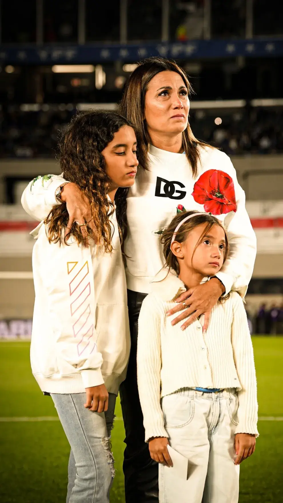 Jorgelina Cardoso y sus hijas en el homenaje a Ángel Di María.