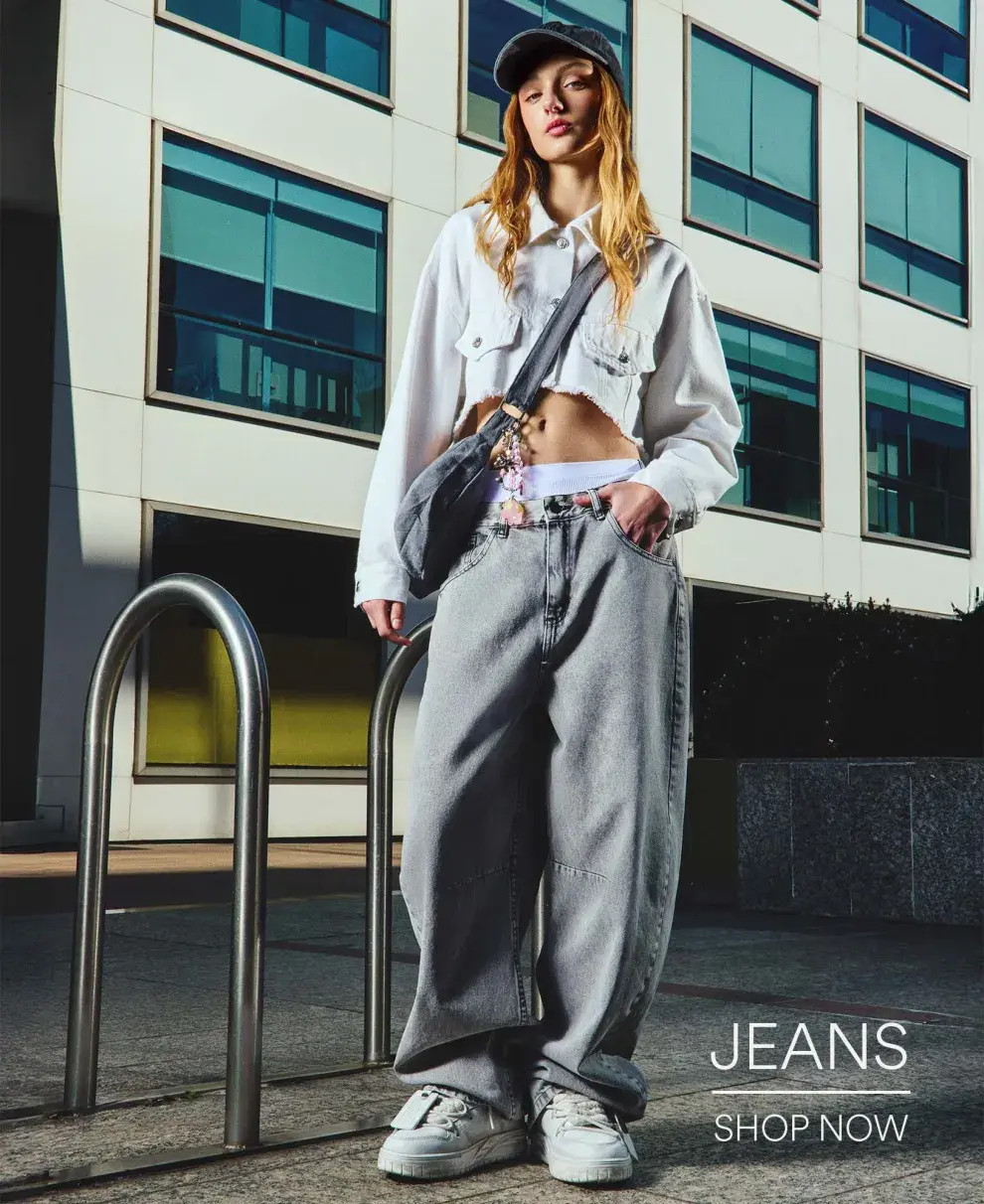 Una foto de una modelo mujer usando ropa de 47 Street.