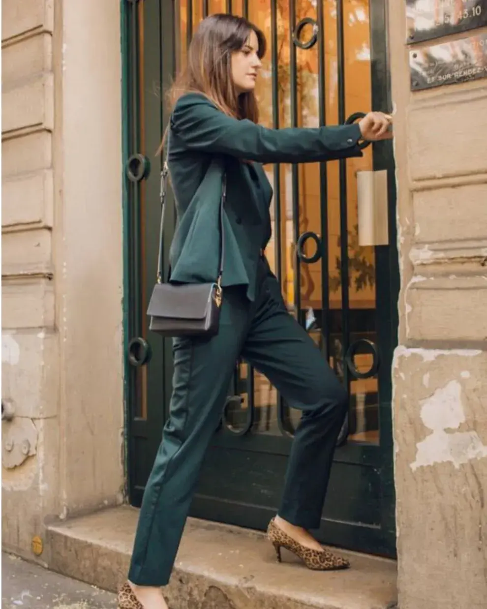 Foto de una mujer en la calle usando un pantalón cigarette.