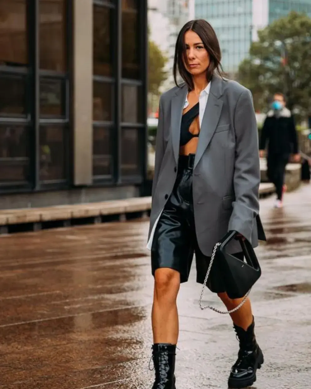 Una mujer en la calle usando bermudas.