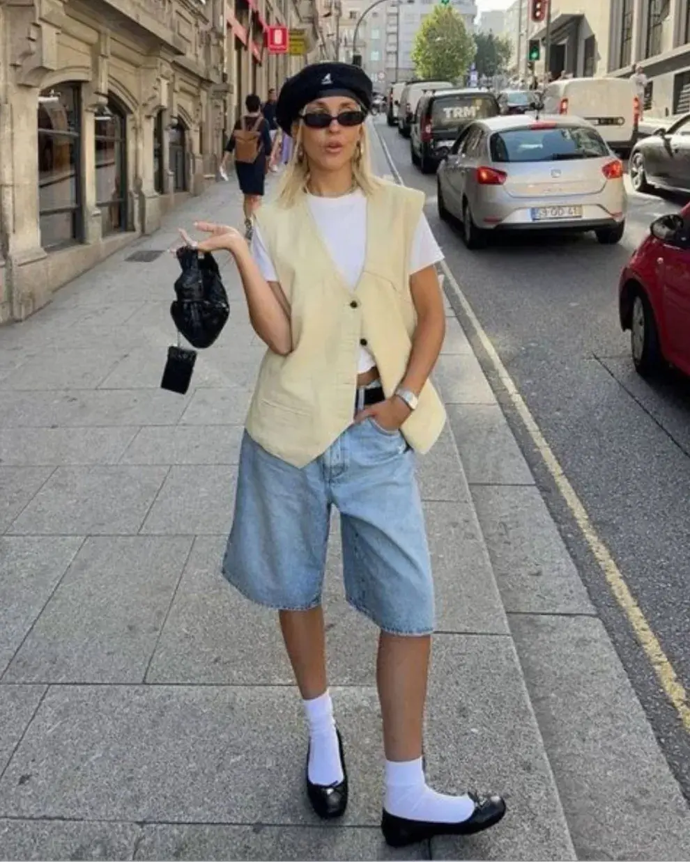 Una mujer en la calle usando bermudas.