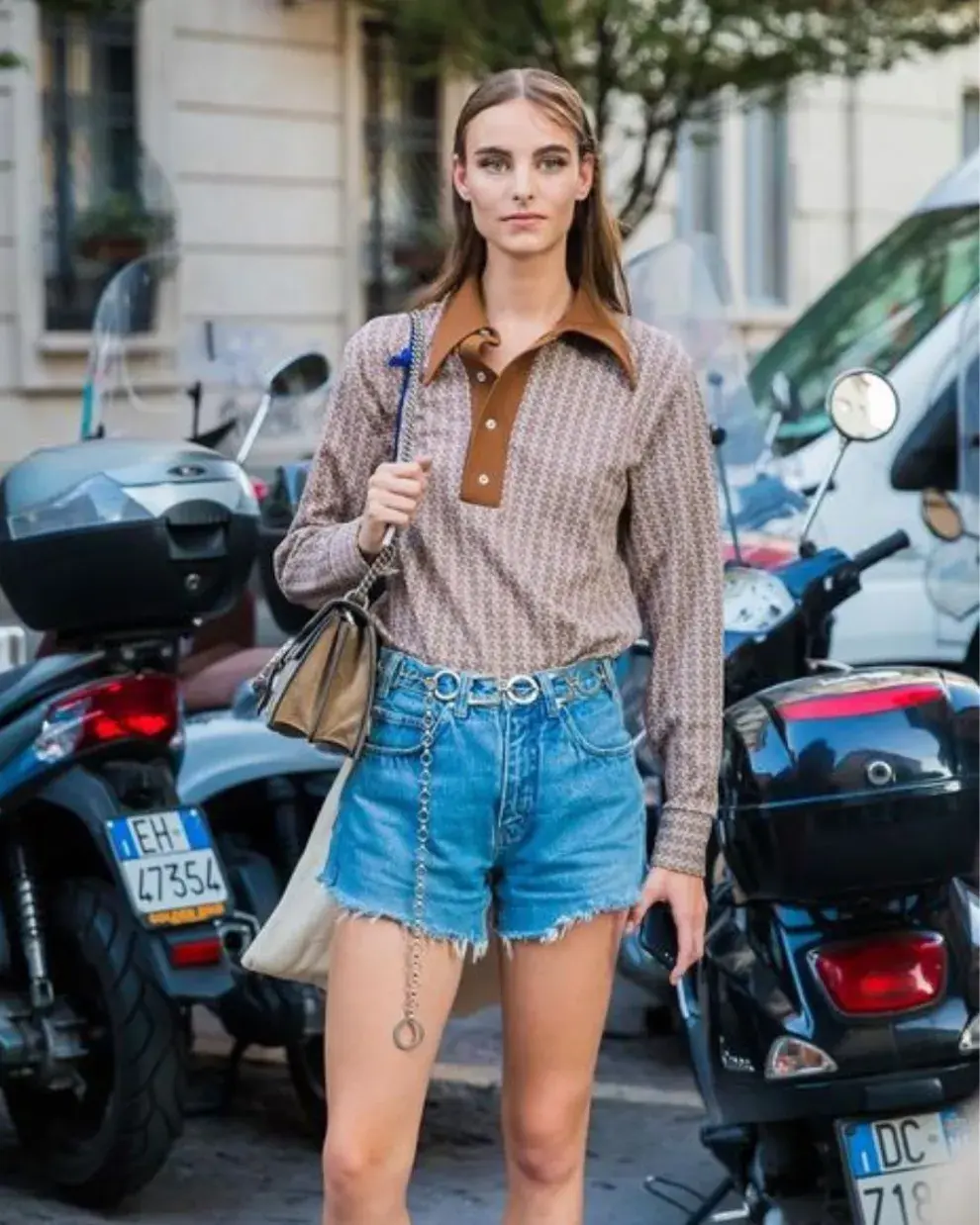 Foto de una mujer en la calle usando un cinturón.