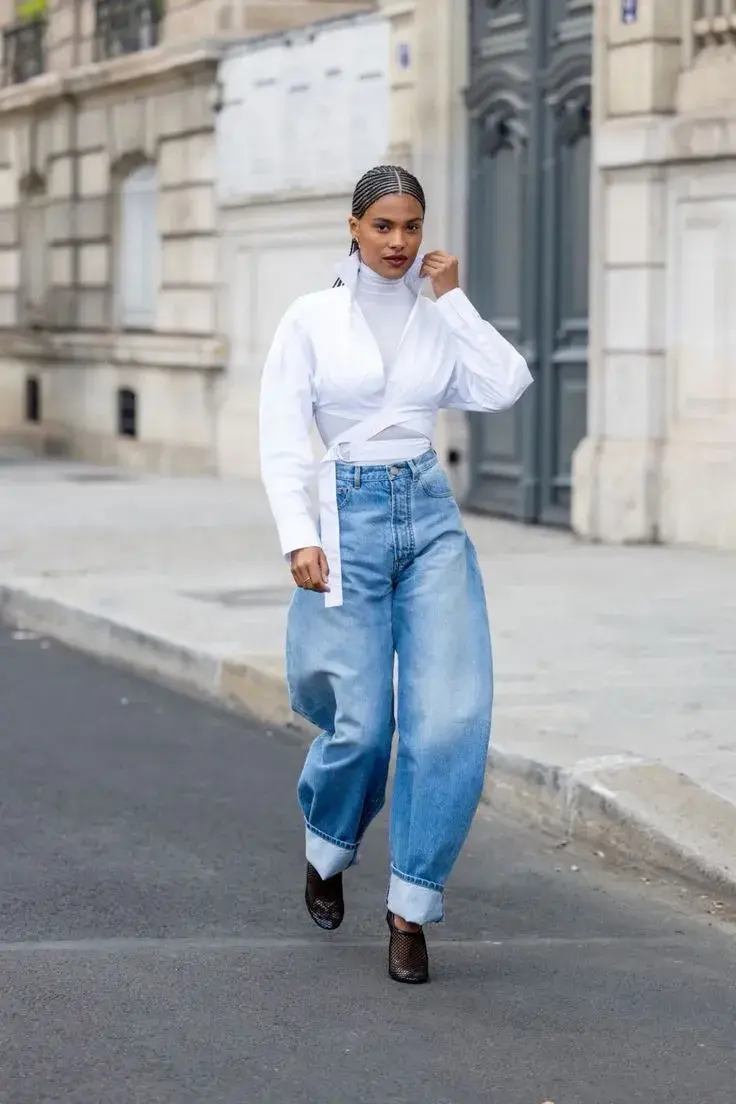 Foto de una mujer en la calle usando jean corte barrel.